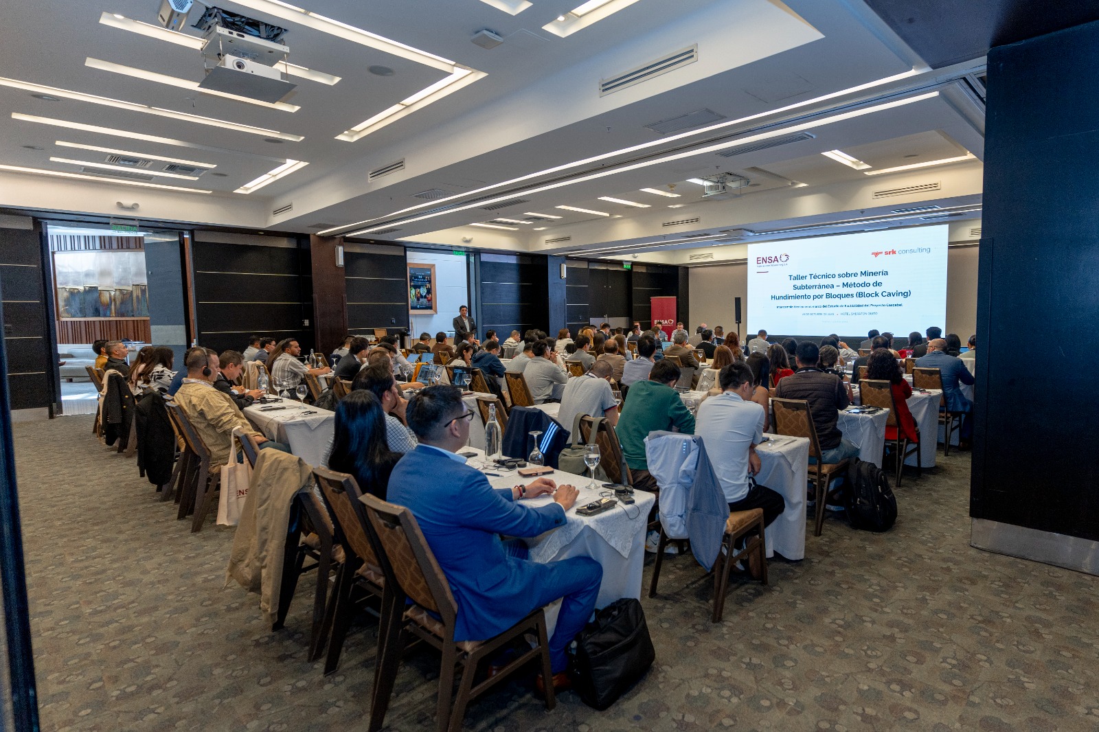 Expositor presenta contenidos de minería subterránea ante los asistentes al taller de ENSA y SRK Consulting.