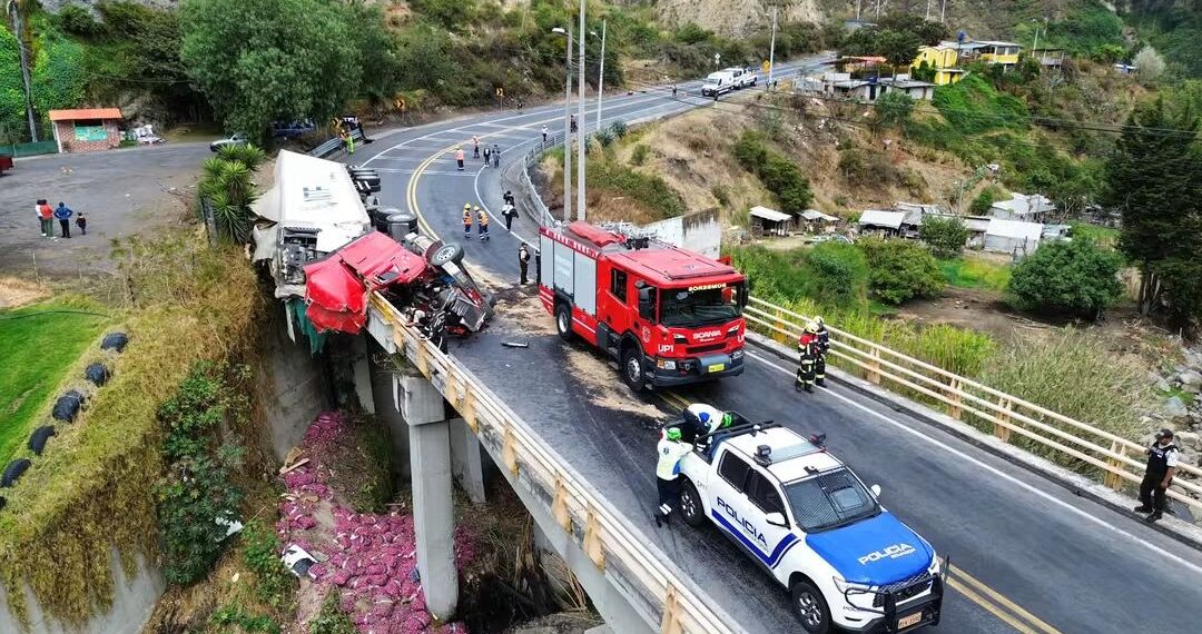 ACCIDENTE CAYAMBE MANTIENE CERRADA LA PANAMERICANA E35 POR DERRAME DE COMBUSTIBLE