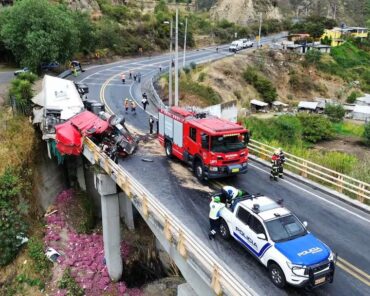ACCIDENTE CAYAMBE MANTIENE CERRADA LA PANAMERICANA E35 POR DERRAME DE COMBUSTIBLE