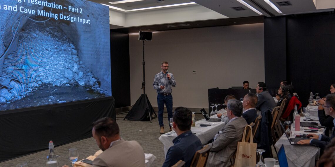 Participantes del taller técnico sobre minería subterránea organizado por ENSA y SRK Consulting en Quito.