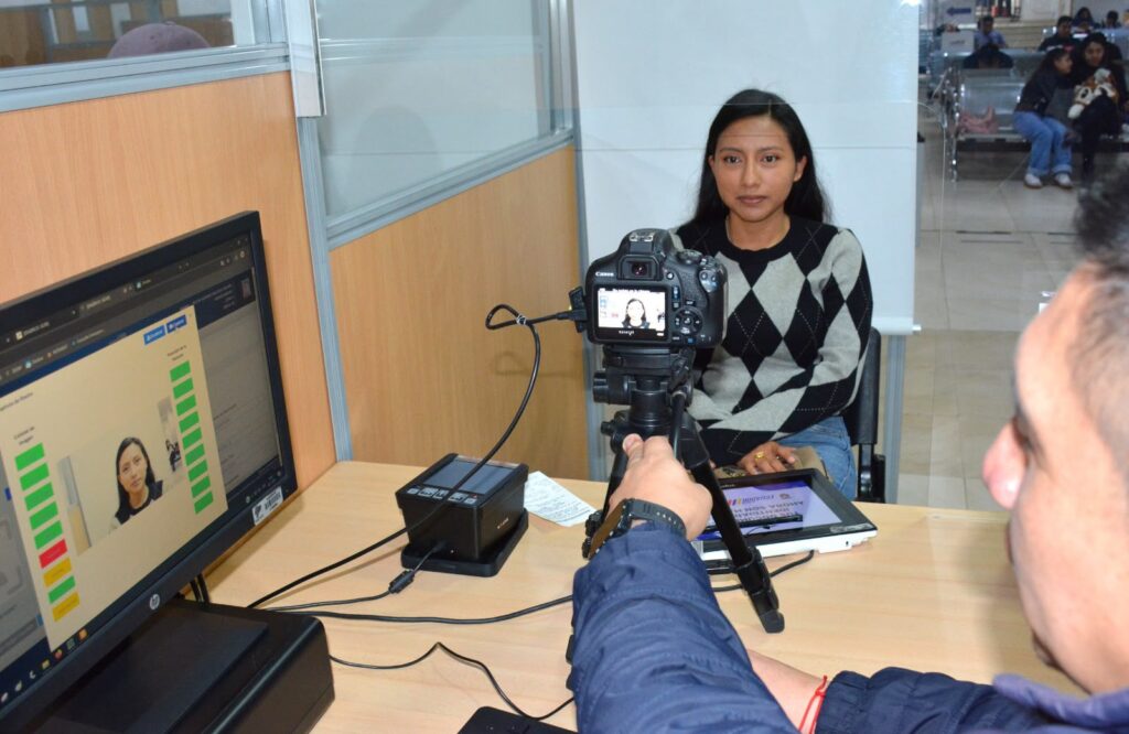 Una usuaria posa para la fotografía de su cédula en una oficina del Registro Civil.