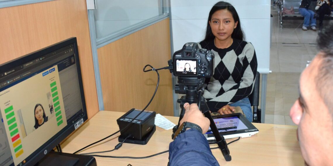 Una usuaria posa para la fotografía de su cédula en una oficina del Registro Civil.
