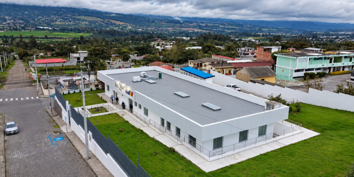 Vista aérea del centro de salud San Roque renovado, con su edificio, rampas de acceso y áreas verdes en Antonio Ante.