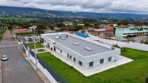 Vista aérea del centro de salud San Roque renovado, con su edificio, rampas de acceso y áreas verdes en Antonio Ante.