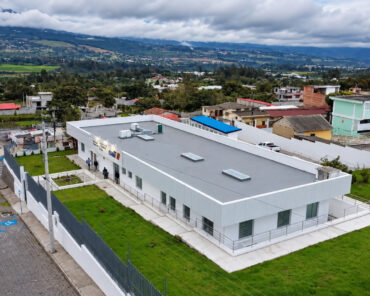Vista aérea del centro de salud San Roque renovado, con su edificio, rampas de acceso y áreas verdes en Antonio Ante.