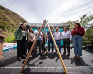 Autoridades y asistentes durante el acto de inicio de la repotenciación de las termas de Chachimbiro, en Urcuquí.