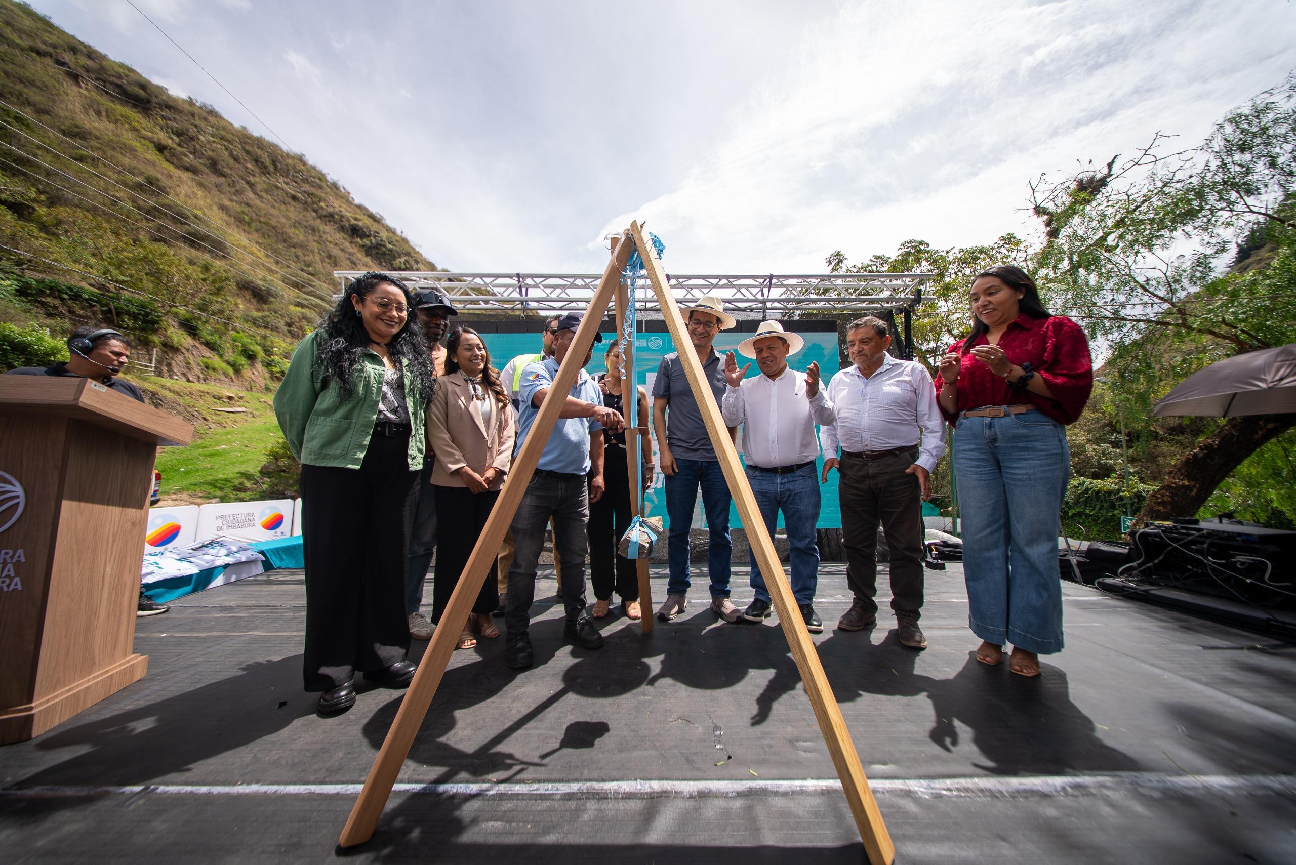 Autoridades y asistentes durante el acto de inicio de la repotenciación de las termas de Chachimbiro, en Urcuquí.